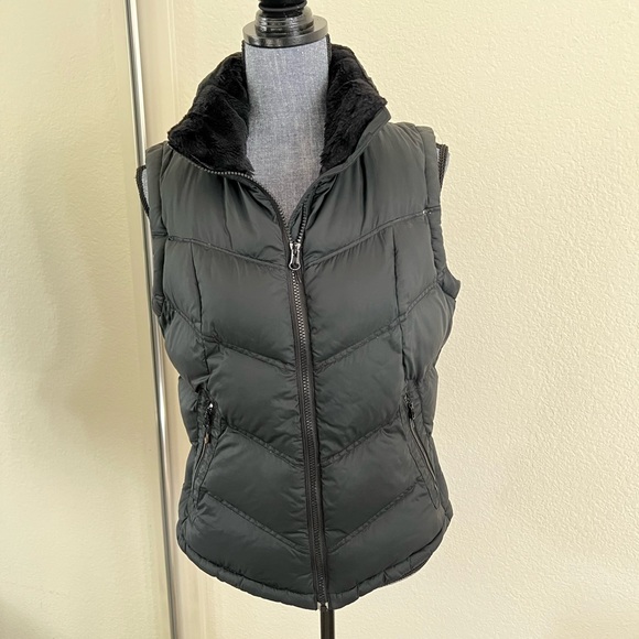 Columbia Down Black Vest with Faux Fur Collar - Picture 2 of 7